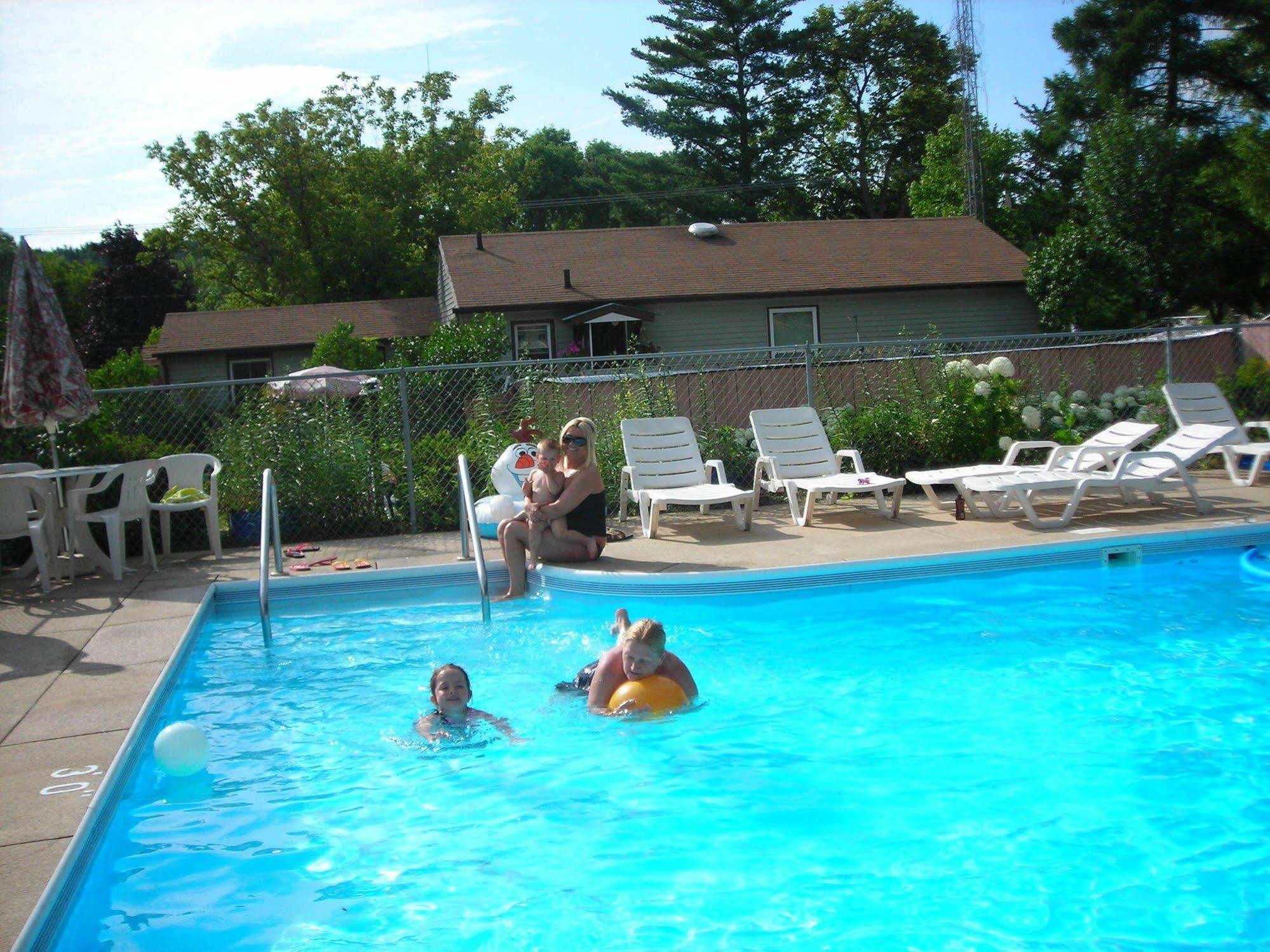 Deer Trail Motel Wisconsin Dells Exterior photo